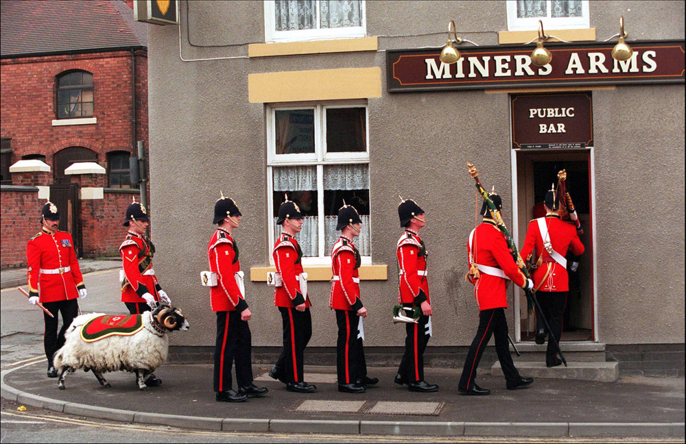 ARMY RECRUITS IN PUBS